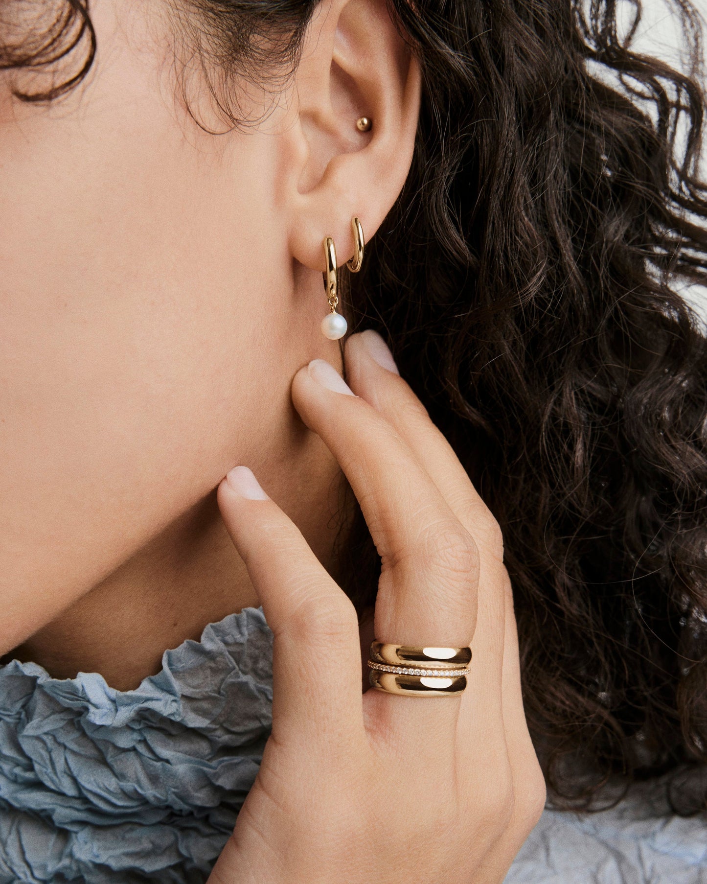 أقراط حلقية متدلية مزينة باللؤلؤ