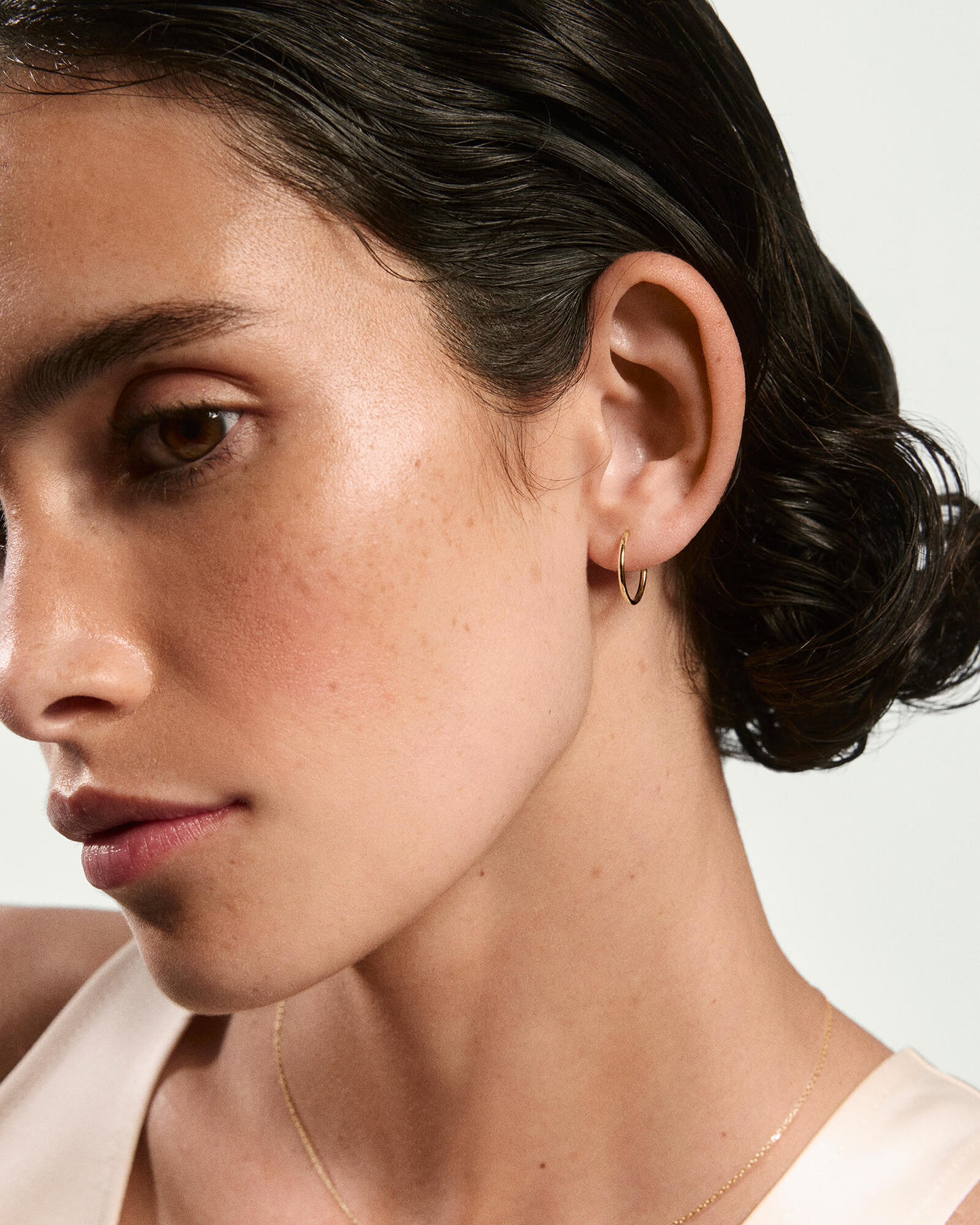 أقراط حلقية صغيرة