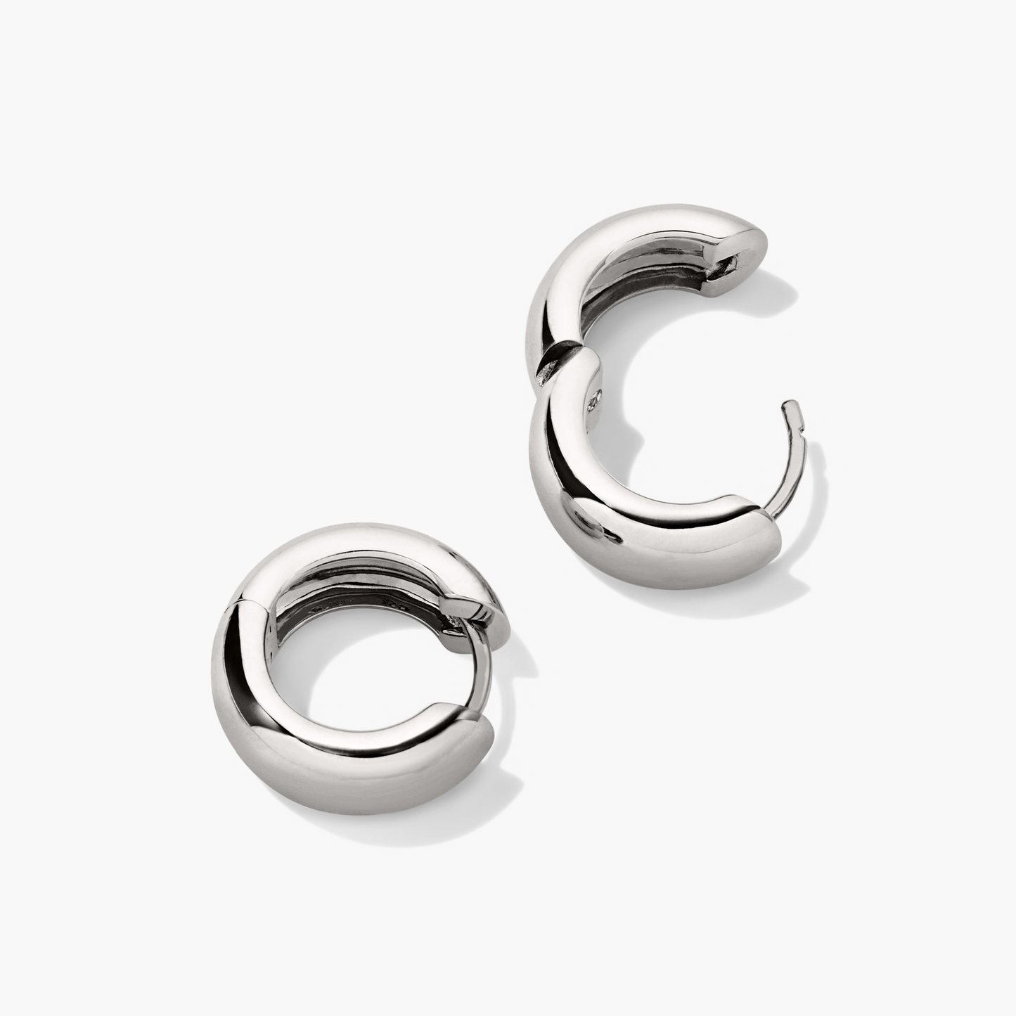 أقراط حلقية سميكة متوسطة الحجم
