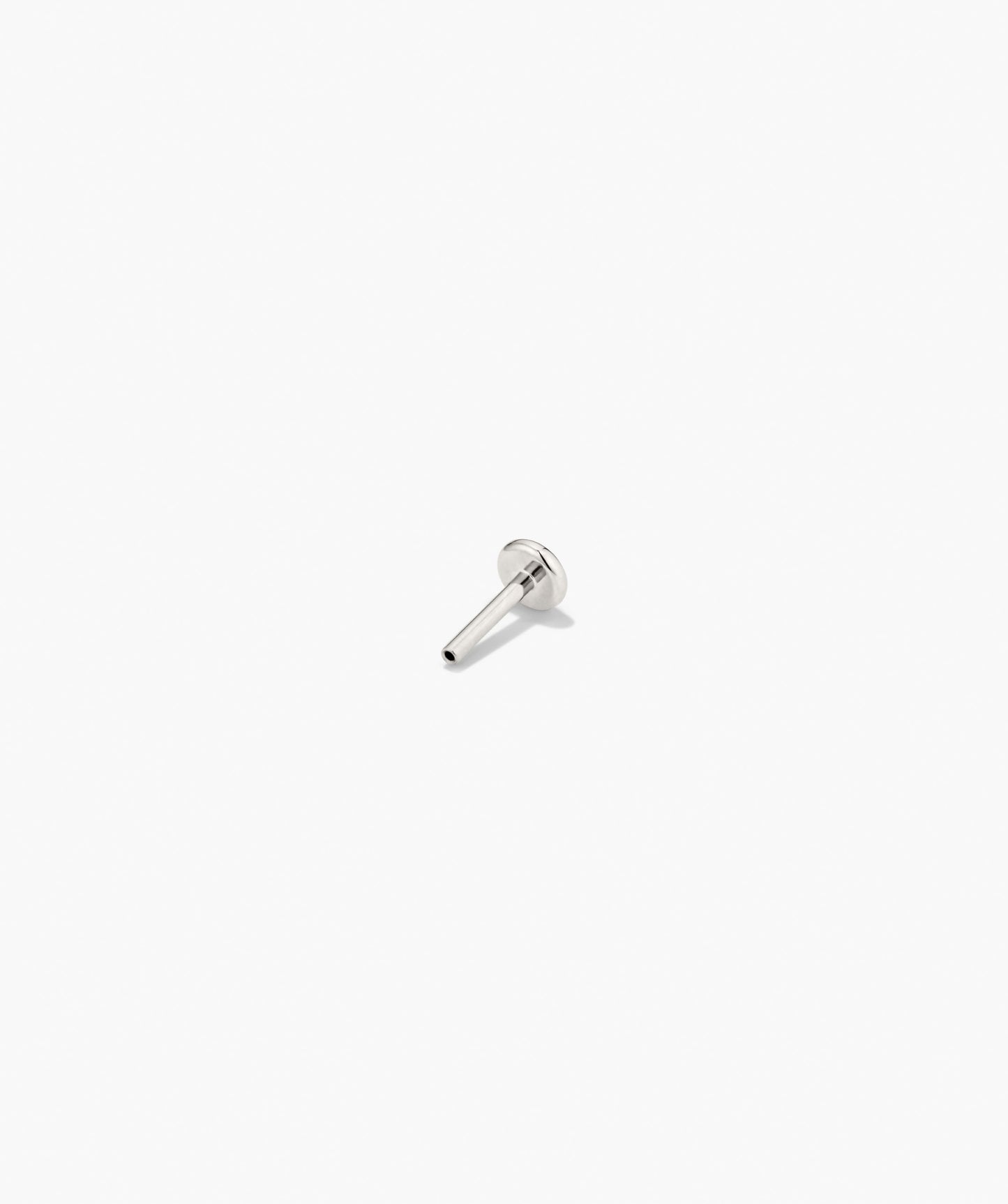 قرط دبوسي صغير مرصع بالألماس بقفل خلفي مسطح