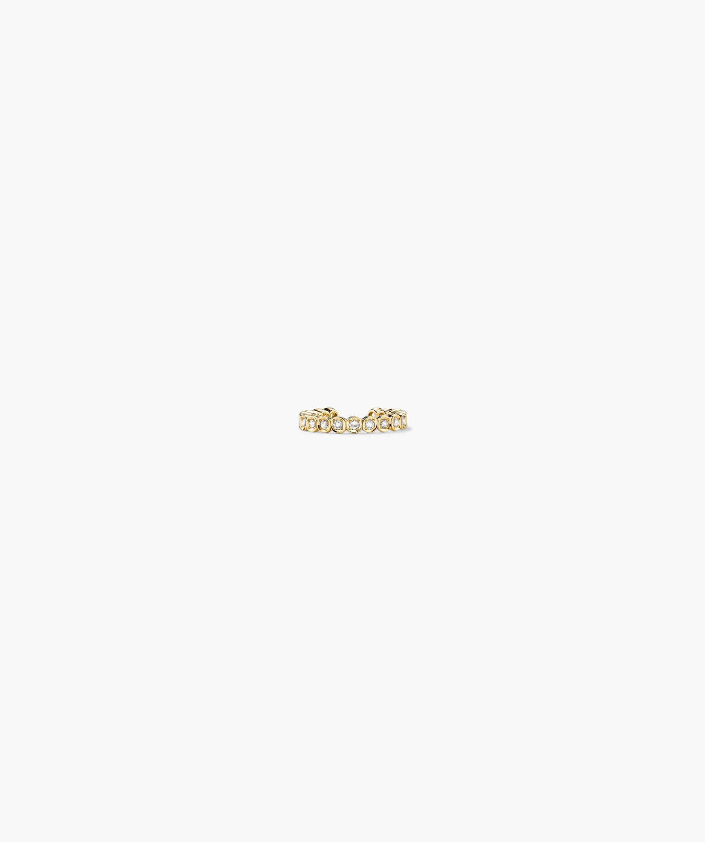 قرط بتصميم محيط بالأذن مرصع بالألماس