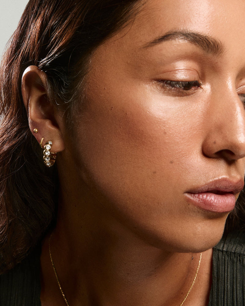 قرط حلقي بإطار مرصع بياقوت مُصنّع مخبريًا