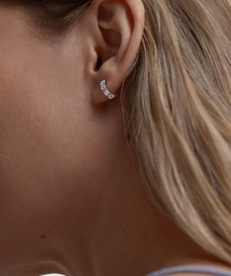 أقراط هاجي مرصعة بياقوت مُصنّع مخبريًا