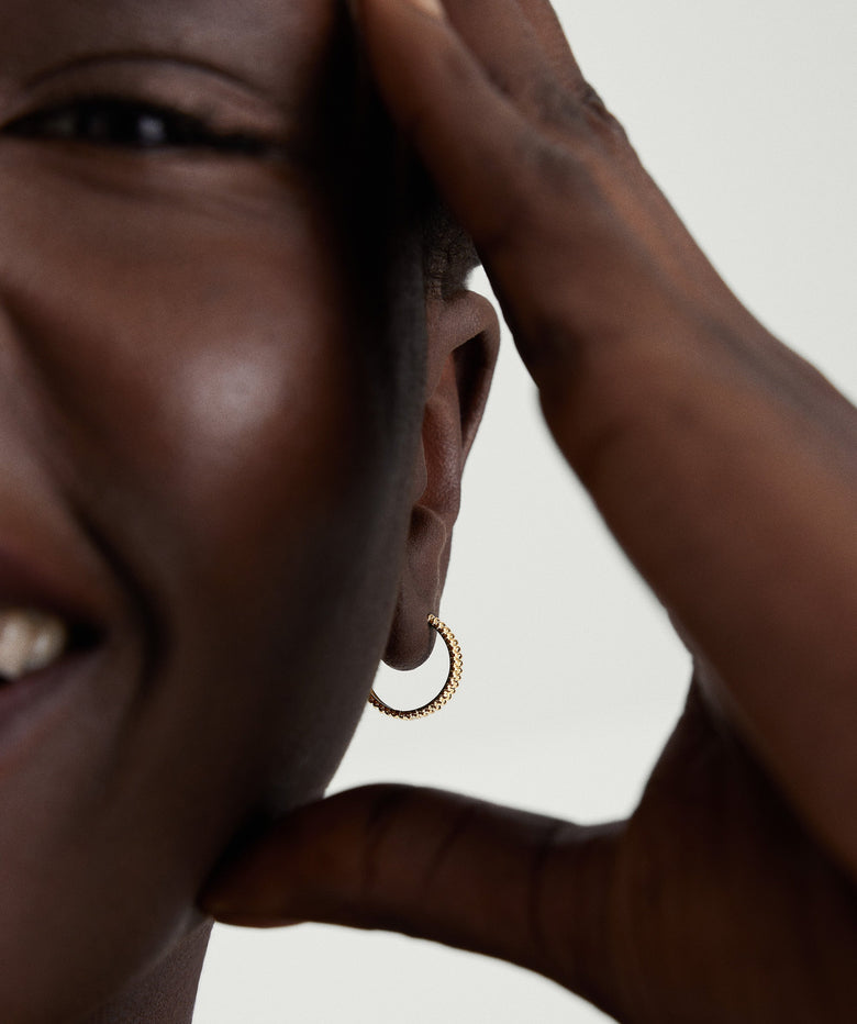 أقراط حلقية صغيرة عريضة بارزة الملمس