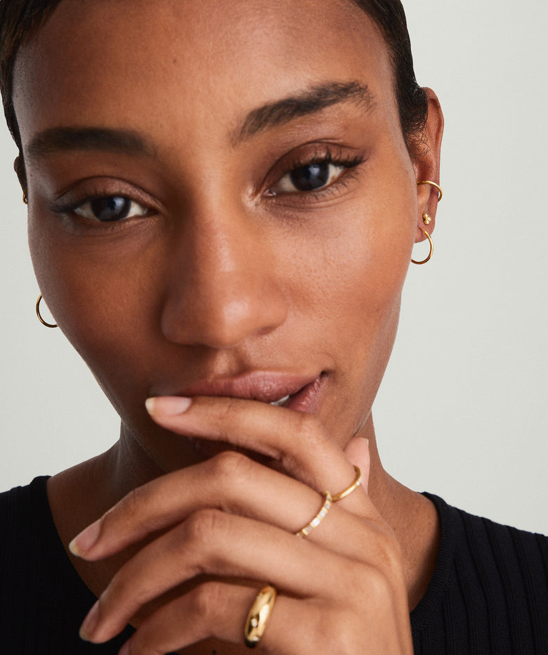 أقراط حلقية صغيرة