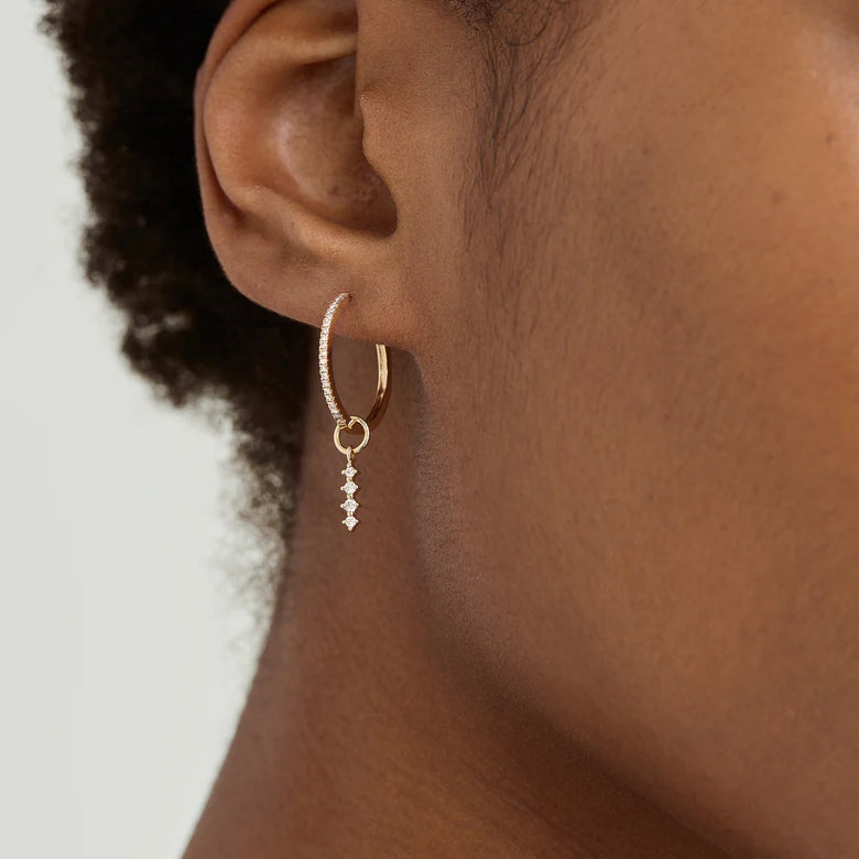 تعليقة للأقراط الحلقية بتصميم ثلجي مرصعة بالألماس