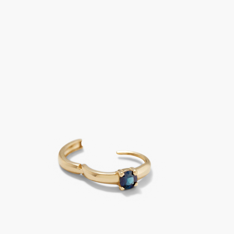 قرط حلقي صغير مرصع بالياقوت الأبيض